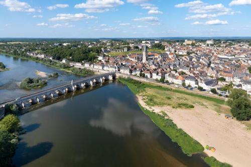 Appartement F3 situé au centre ville (Appartement F3 situe au centre ville) in La Charite Sur Loire