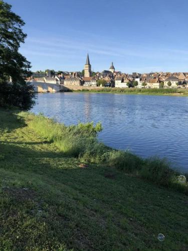Appartement F3 situé au centre ville (Appartement F3 situe au centre ville) in La Charite Sur Loire