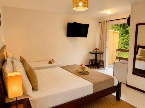 1 double bed, 1 twin bed