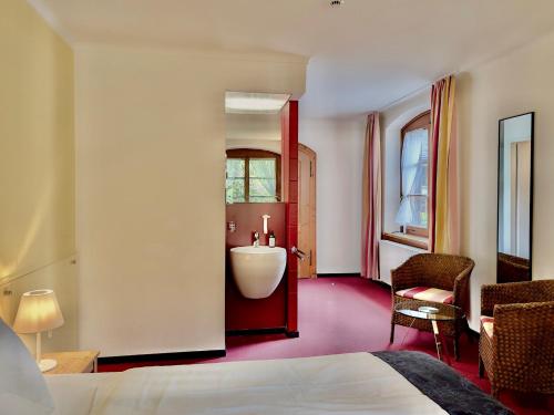room detail thumbnail 1