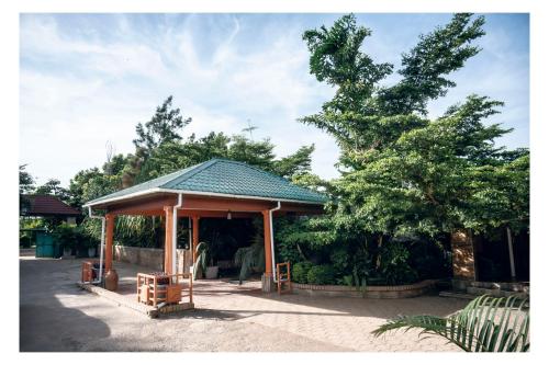 Okolí, Leon's Lodge in Choma