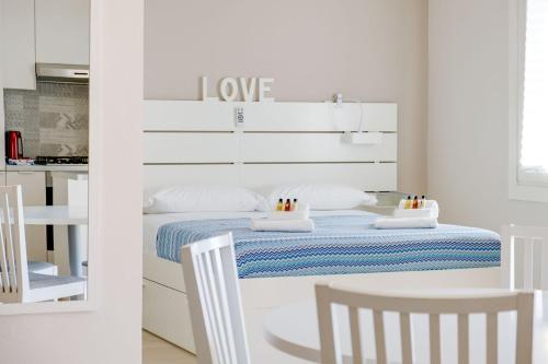 Bardolino Spritz, Balcony, beach access and aircon