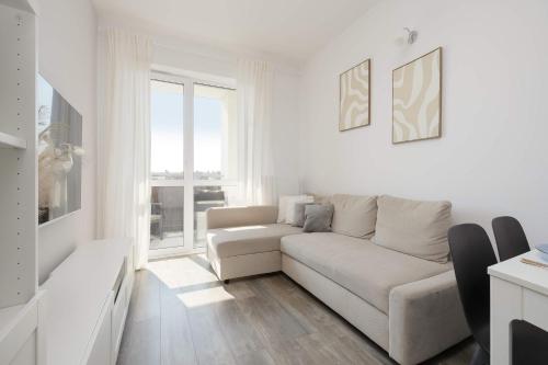 Modern Apartment with Parking and Balcony by Noclegi Renters – khách sạn tại Chrzanów