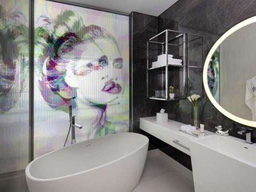 room detail thumbnail 2