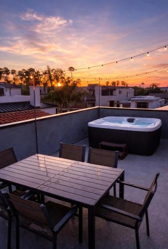 Naples Island Rooftop Hot Tub Walk to 2nd St