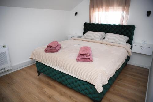 1 queen bed, 1 sofa bed