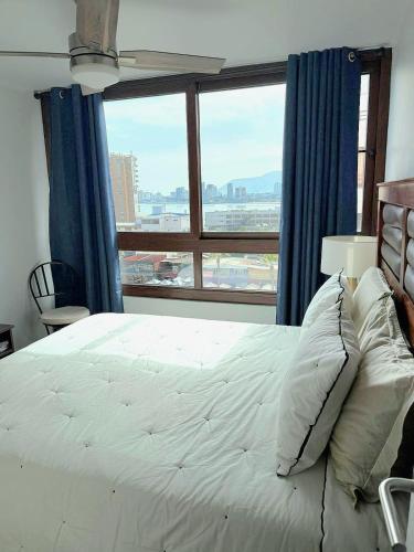 Habitación con baño privado, con una vista espectacular a la playa Cavancha