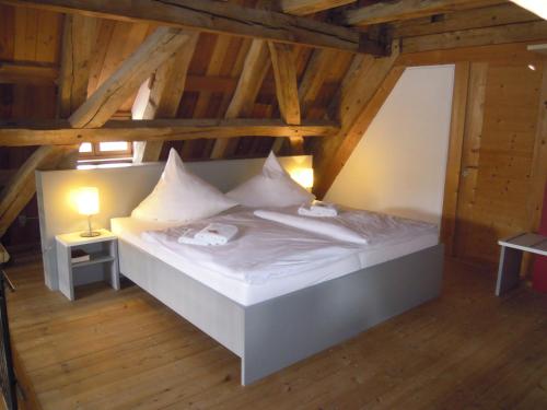 2 bedrooms, 4 beds