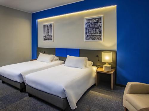 1 double bed, 1 twin bed