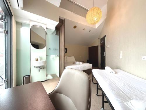 room detail thumbnail 2