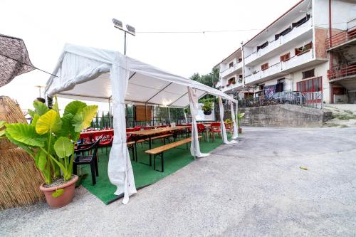 Hotelli välisilme, Portico Rodriguez Abatemarco in Montano Antilia