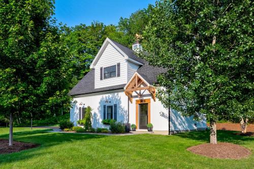 The Nest Luxury Retreat Steps from Owl's Nest