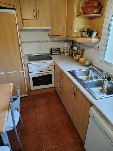 virtuve, Chalet familiar con Piscina en Casar de Escalona,lugar ideal para visitar Puy du Fou in Hormigos