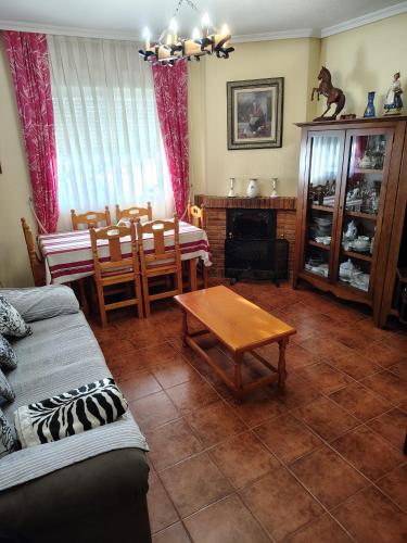 Krogs/atpūtas telpa, Chalet familiar con Piscina en Casar de Escalona,lugar ideal para visitar Puy du Fou in Hormigos