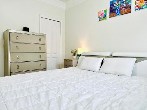 3BR 2BA near Renfrew Station - Free Parking - Pets Free, Vancouver