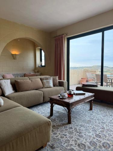 Contemporary Comfort with Panoramic Gozo Vistas – khách sạn tại Ghajnsielem