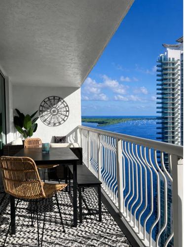 FIFA World Cup 2026! Brickell Best Balcony - 32nd Fl - Luxe Waterfront & City Views - Furnished Balcony - Walk-Water-WiFi