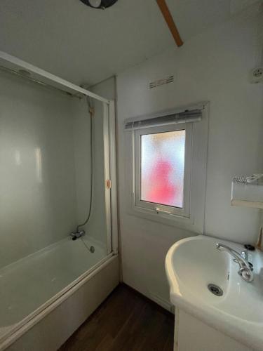 حمام, Mobil Home familiar cerca de la playa y surf en Capbreton in Rue des Biches