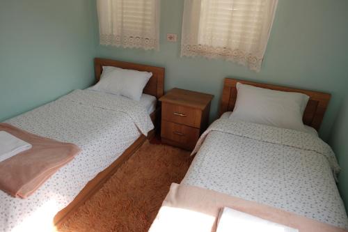 2 twin beds