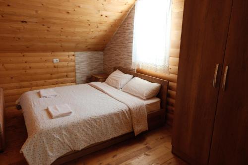 1 double bed, 2 twin beds