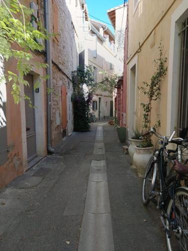 Air-conditioned Provençal studio, historic center (Air-conditioned Provencal studio, historic center) in مركز مدينة آرل