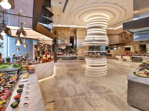 مطعم, فندق سوفيتل الرياض ومركز المؤتمرات (Sofitel Riyadh Hotel & Convention Centre) in المعذر