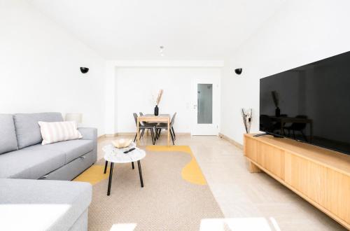 Stunning views over Lux city 1 bed sleeps 5 – khách sạn tại Limpertsberg
