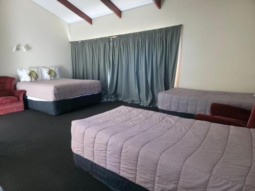 1 double bed, 2 twin beds