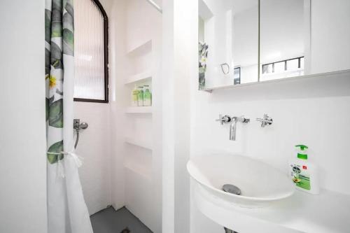 Charming Lodge with Lujiazui Night View Steps to The Bund & Metro Lines 10 & 12-Cloudy Joy Home - image 4