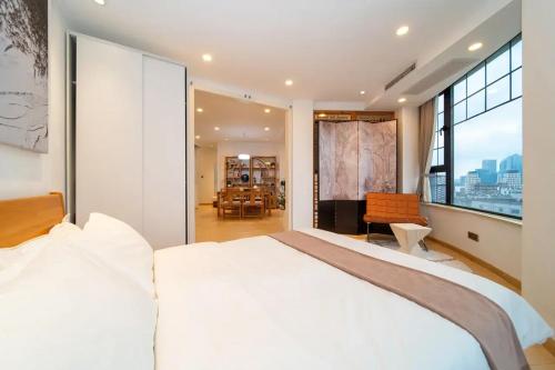 Charming Lodge with Lujiazui Night View Steps to The Bund & Metro Lines 10 & 12-Cloudy Joy Home - image 2