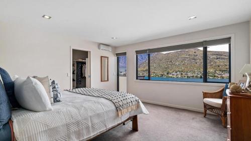 Panoramic Peaks - 3BR Home with Lake Vistas - image 12