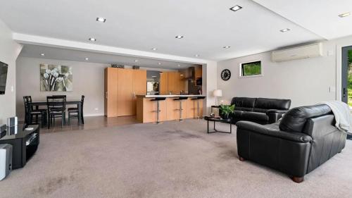 Panoramic Peaks - 3BR Home with Lake Vistas - image 9
