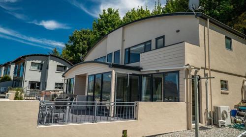 Panoramic Peaks - 3BR Home with Lake Vistas - image 7