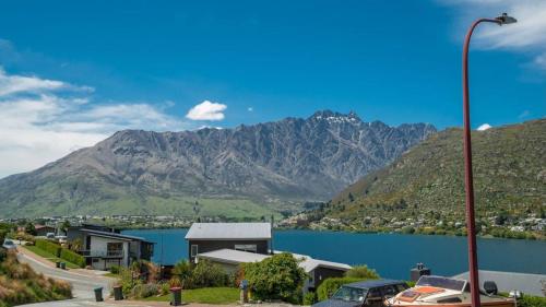 Panoramic Peaks - 3BR Home with Lake Vistas - image 14