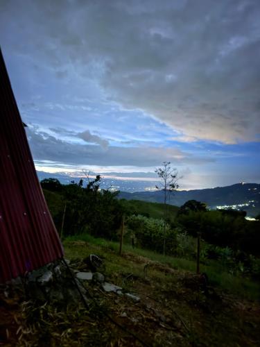Cabaña glamping entre nubes buga