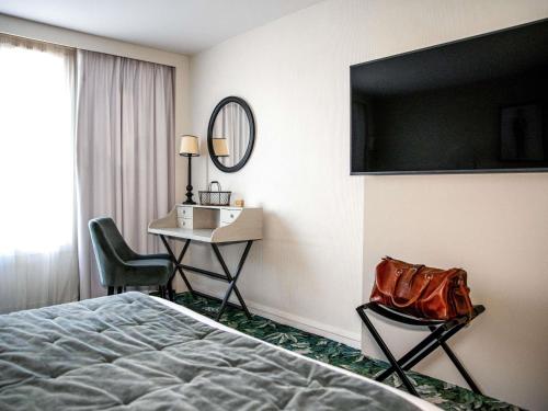 1 queen bed, 1 sofa bed