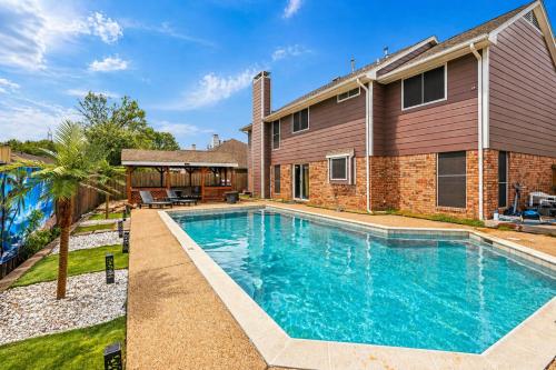 5 BR House with heated pool near DFW and stadium – khách sạn tại Grand Prairie