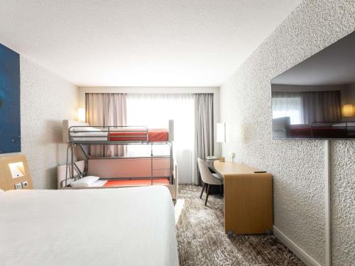 1 double bed, 2 twin beds