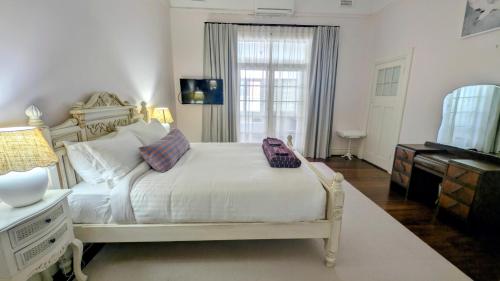 The Merredin Treasury, Heritage House, sleeps 9 in Merredin