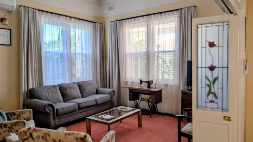 The Merredin Treasury, Heritage House, sleeps 9 in Merredin