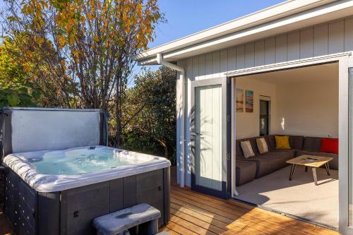 Idyllic Getaway - modern and stylish with private spa, Taupo