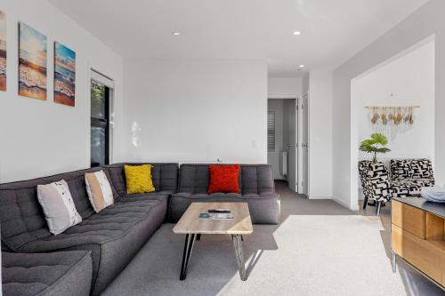 Idyllic Getaway - modern and stylish with private spa - image 3