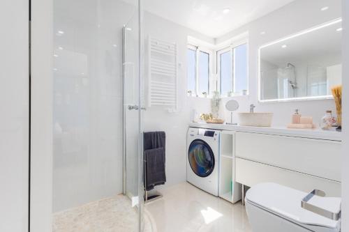 Bathroom, Oceanview - Luxury Beachfront Apartment in Portimao