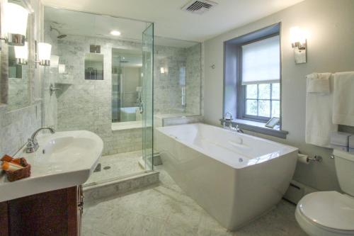 Fürdőszoba, Joseph Ambler Inn in Montgomeryville