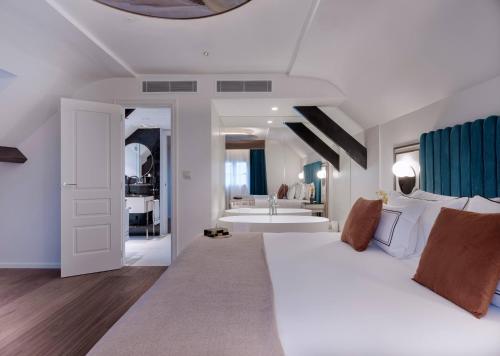 room detail thumbnail 2