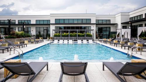 View, Luxury 2BR Near MBZ Stadium & Airport in Blandtown