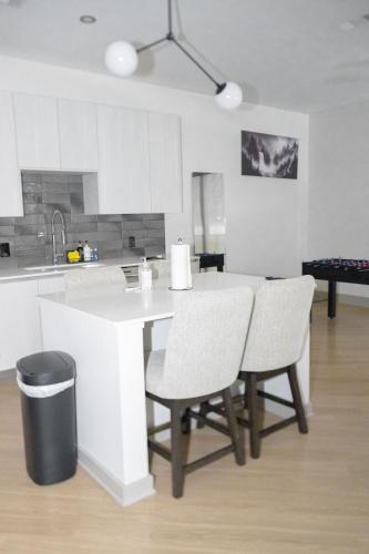 Kitchen, Luxury 2BR Near MBZ Stadium & Airport in Blandtown