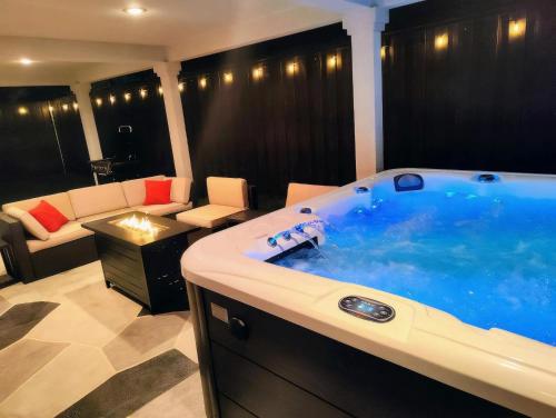 Resort-Style Home - Hot Tub, Mini Golf, Gym, 1G WiFi – khách sạn tại Richardson