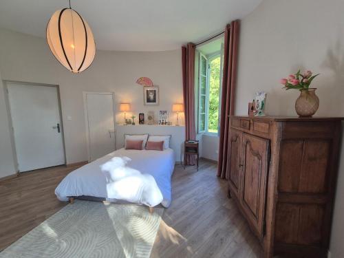 Manoir de famille proche lac in Saint-Etienne-Cantales