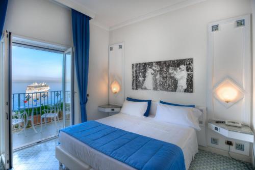 Deluxe Double or Twin Room with Sea View image 5